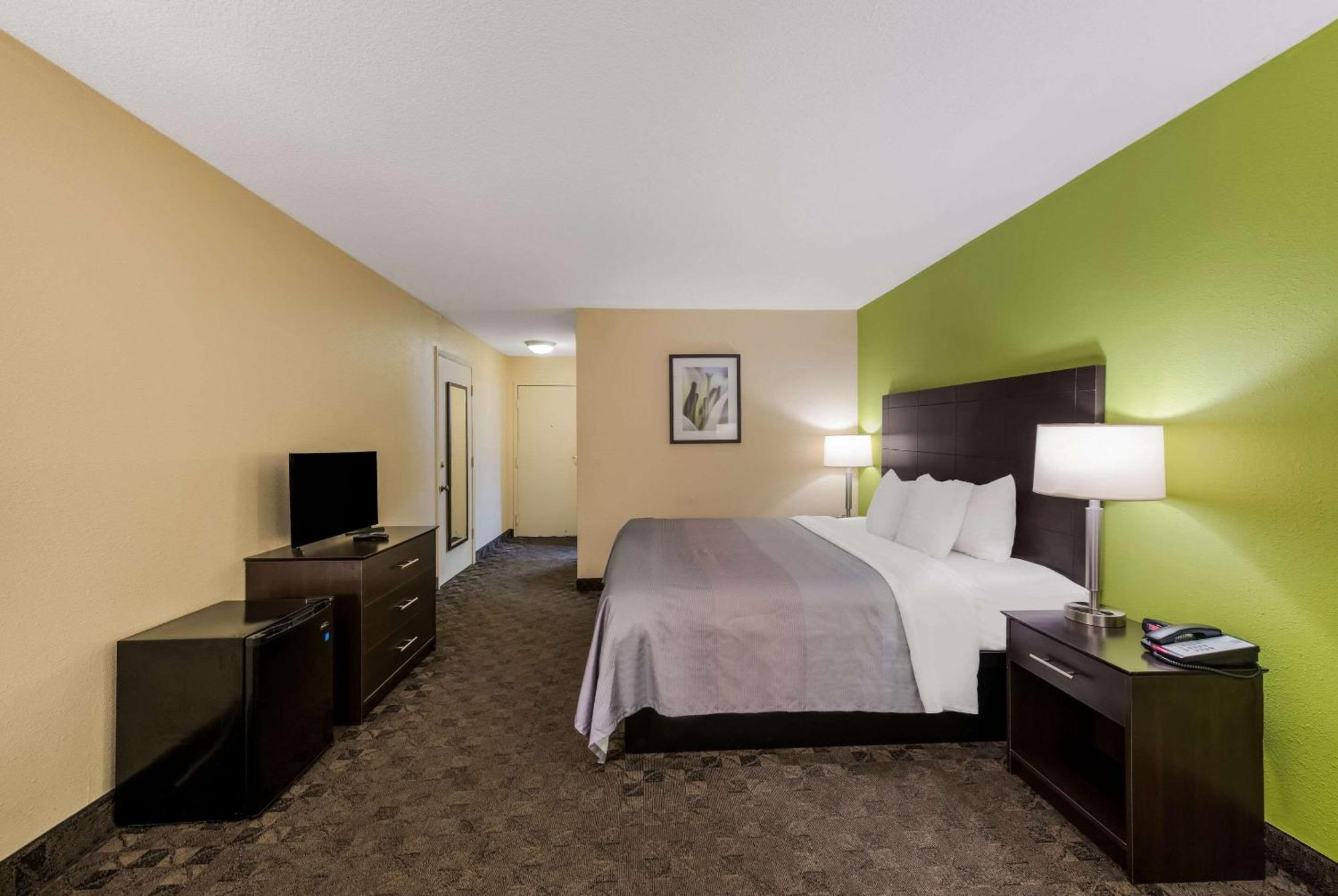 Quality Inn Airport Woodson Terrace Exterior photo