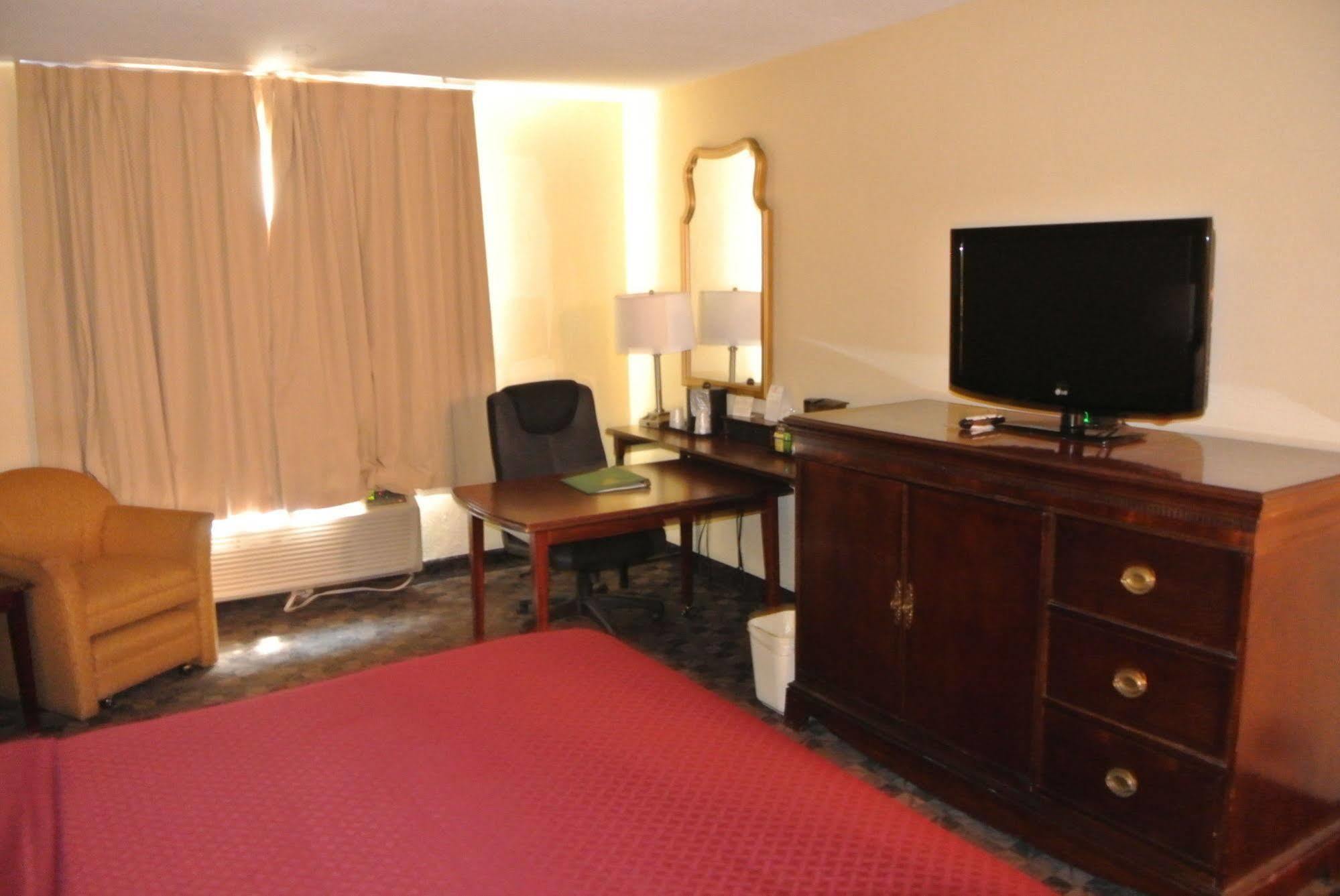 Quality Inn Airport Woodson Terrace Exterior photo