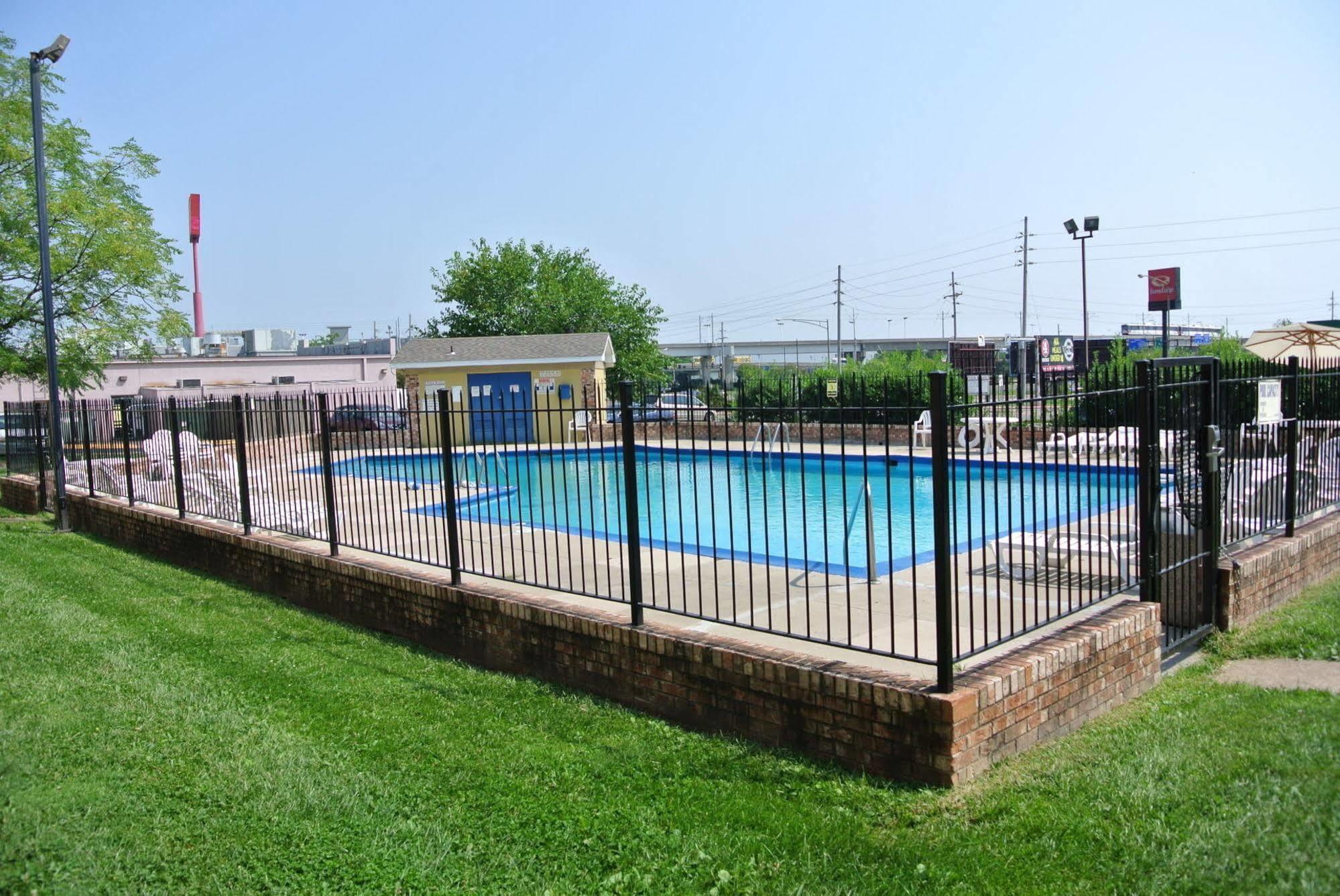 Quality Inn Airport Woodson Terrace Exterior photo