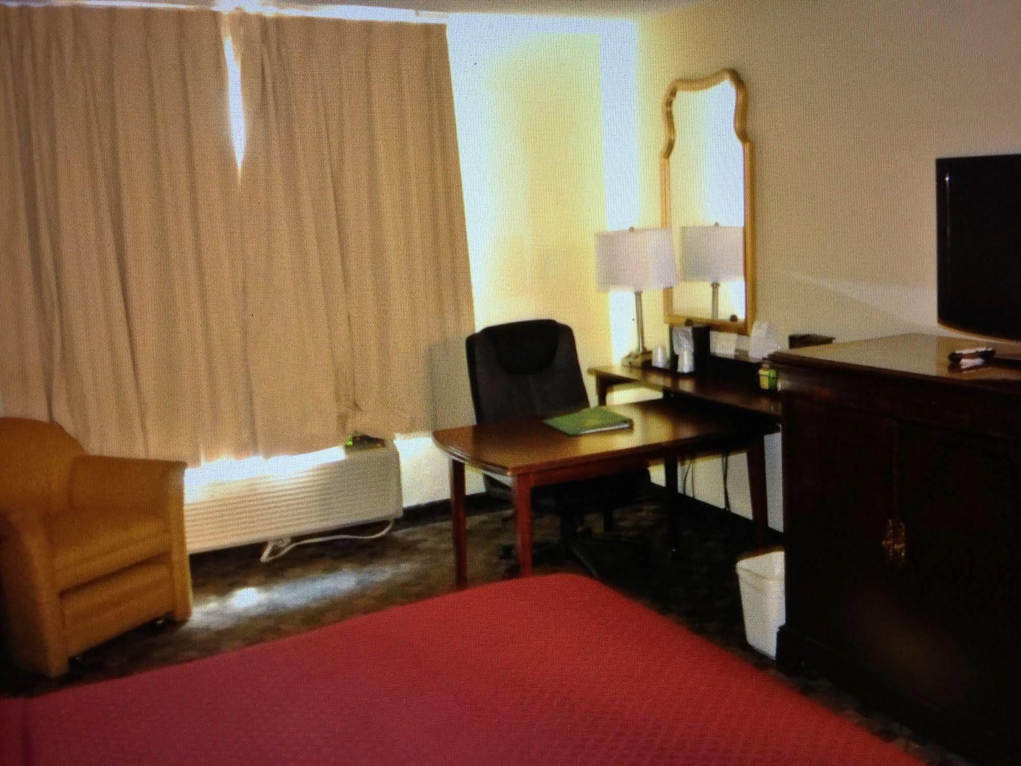 Quality Inn Airport Woodson Terrace Exterior photo