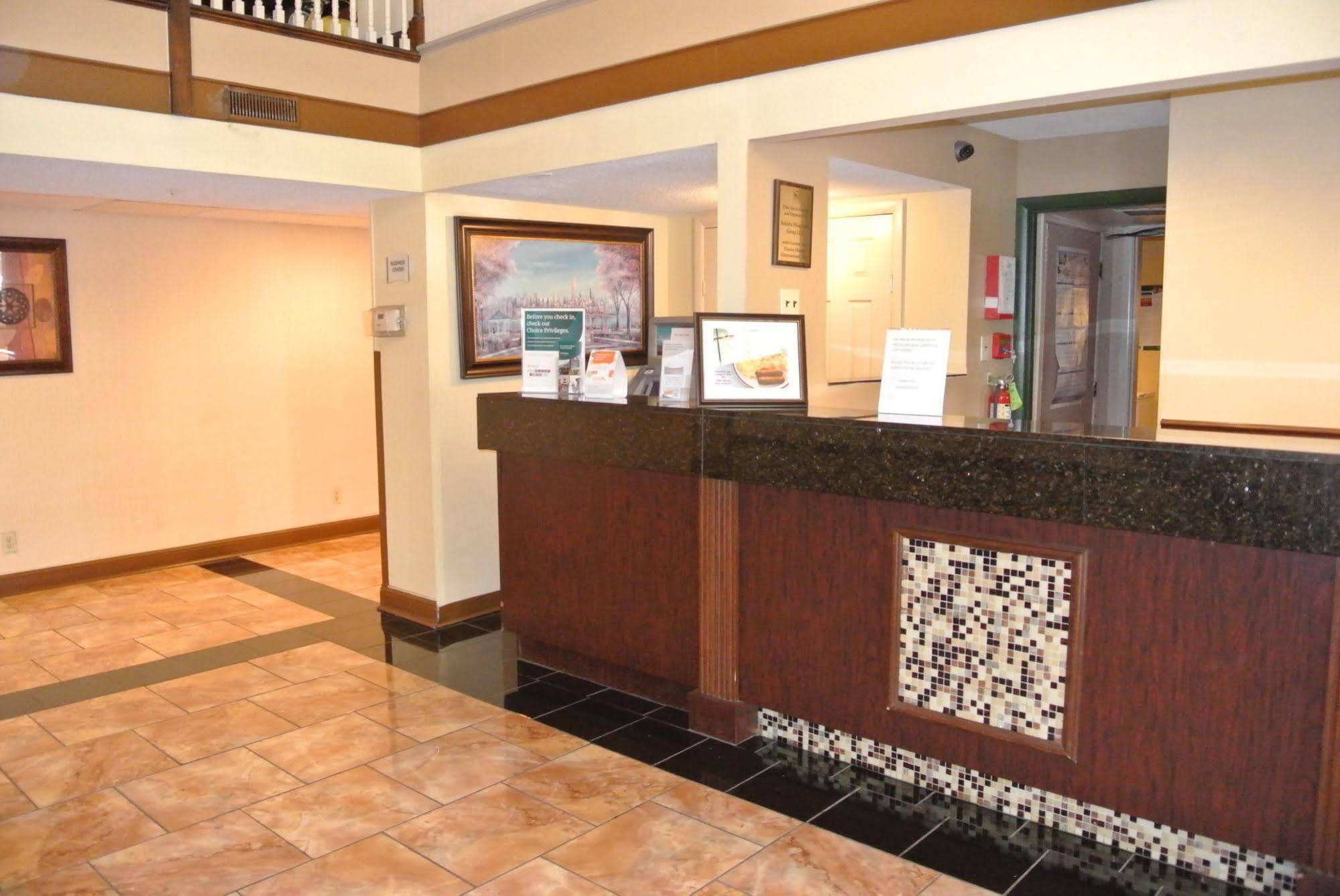 Quality Inn Airport Woodson Terrace Exterior photo