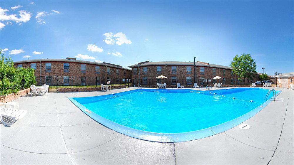 Quality Inn Airport Woodson Terrace Exterior photo