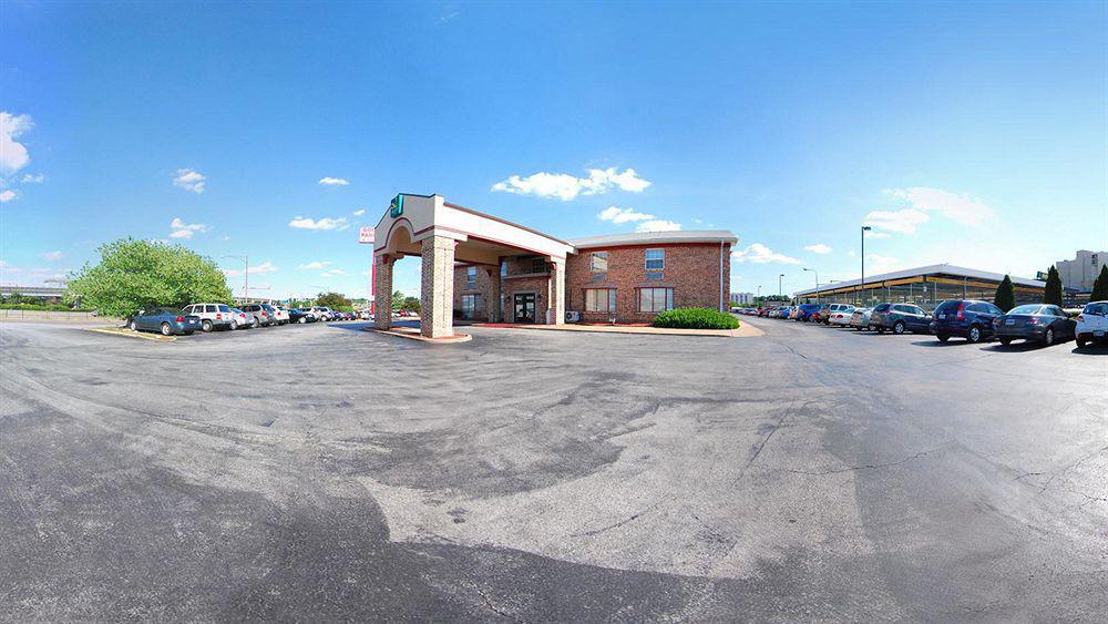 Quality Inn Airport Woodson Terrace Exterior photo